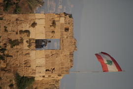 Задумчивый мужчина в разрушенной Ливанской крепости. 