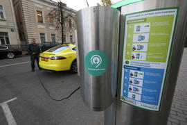 Первая в России электрозарядка. Электромобиль Tesla. Процесс зарядки.