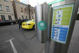 Первая в России электрозарядка. Электромобиль Tesla. Процесс зарядки.