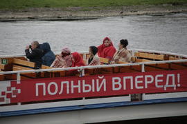 Туристы на водной прогулке на реке Неве,  Петропавловская крепость. Санкт-Петербруг