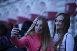 Девушки делают селфи