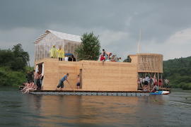 Плот на реке