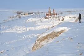 Тундра. Остатки цементного завода бывшей колонии. Ямало-ненецкий  автономный округ. Город Салехард, 