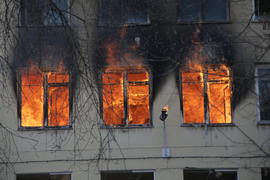 Пожар в выселенном под снос здании по ул.Сосинская