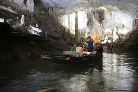 Ливан. Подземная пещера. Туристы на прогулочной лодке. 