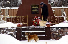 Собака у памятника