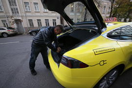 Первая в России электрозарядка. Электромобиль Tesla. Процесс зарядки.