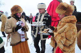 Реконструкция конной охоты с тремя борзыми и одной гончей в клубе Аванпост. фйото Сергей Шахиджанян 