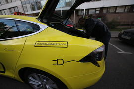 Первая в России электрозарядка. Электромобиль Tesla. Процесс зарядки.