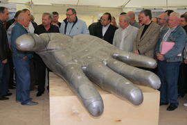 Реставрация статуи "Рабочий и колхозница"