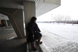 Коренной житель коми продает поделки на вокзале Лабытнанги Ямало-ненецкий  автономный округ. Город С