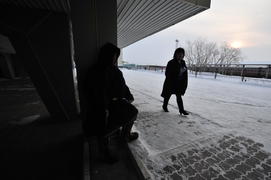 Коренной житель коми продает поделки на вокзале Лабытнанги Ямало-ненецкий  автономный округ. Город С