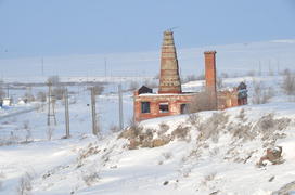 Тундра. Остатки цементного завода бывшей колонии. Ямало-ненецкий  автономный округ. Город Салехард, 