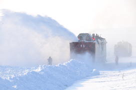 Чистка снега в тундре. Ямало-ненецкий  автономный округ. Город Салехард, поселок Лабытнанги. фото Се