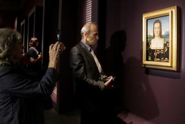 Выставка Рафаэля в ГМИИ им. А.С.Пушкина.  Посетители внимательно изучают шедевры художника