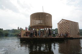 Река и плот