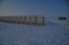 СНегоудерживающие заборы. Ямало-ненецкий  автономный округ. Город Салехард, поселок Лабытнанги. фото