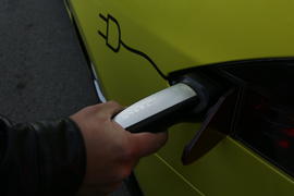 Первая в России электрозарядка. Электромобиль Tesla. Процесс зарядки.