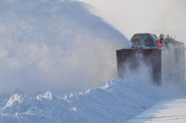 Чистка снега в тундре. Ямало-ненецкий  автономный округ. Город Салехард, поселок Лабытнанги. фото Се