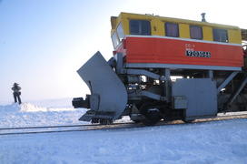 Чистка снега в тундре. Ямало-ненецкий  автономный округ. Город Салехард, поселок Лабытнанги. фото Се