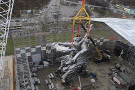 Реставрация статуи "Рабочий и колхозница"