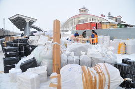 Разгрузка почты на станции Лабытнанги Ямало-ненецкий  автономный округ. Город Салехард, поселок Лабы