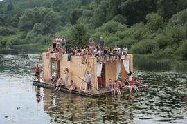 Групповая фотография на плоту