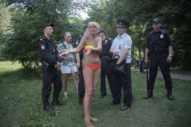 Ст.лейтенант Владимир Берсенев разбирается в конфликтной ситуации.