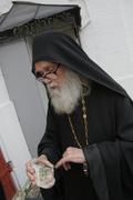 Настоятель монастыря Великомученика Никиты - игумен Никон показывает изображение Афонского на камне 