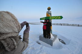 ѕам€тный знак на границе ≈вропы и јзии. ямало-ненецкий  автономный округ. √ород —алехард, поселок Ћа
