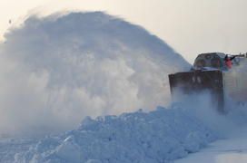 Чистка снега в тундре. Ямало-ненецкий  автономный округ. Город Салехард, поселок Лабытнанги. фото Се