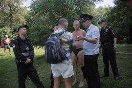 сержант Андрей Зимин, ст.лейтенант Владимир Берсенев, сержант Александр Сергеев разбираются в конфли