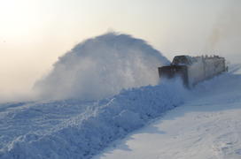 Чистка снега в тундре. Ямало-ненецкий  автономный округ. Город Салехард, поселок Лабытнанги. фото Се