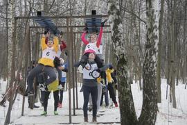 Участники Всероссийской гонки ГТО в Сокольниках преодолевают полосу препятствий