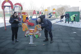 Инженер по благоустройству РЭУ-5 управы Люблино Ольга Лебедева и плотник РЭУ-5 Иван Алексеев 