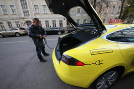 Первая в России электрозарядка. Электромобиль Tesla. Процесс зарядки.