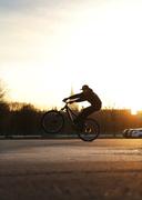 MTB-Moscow. Велосипедист на фоне вечернего солнца