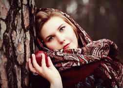 Елена в образе русской барышни