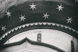 Украшения на старинном куполе в виде звезд. Россия 