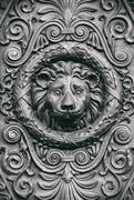 Скульптура головы льва в венке. Россия 