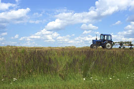 Деревенский пейзаж и трактор