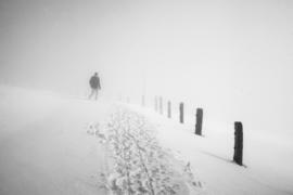 Фигура человека в горах в Швейцарии во время бури