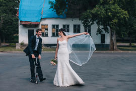 Жених и невеста дурачатся