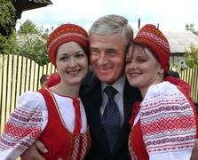 Мужчина и две девушки