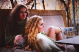 Две девушки