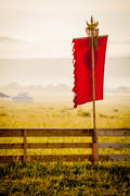 Забор в степи с красным флагом