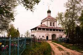 Храм и кладбище