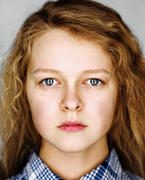 подросток с вьющимися волосами