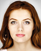 кареглазая девушка с рыжими волосами