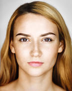 девушка с двухцветными волосами